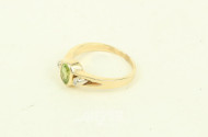 Ring mit Peridot u. 2 kl. Brillanten