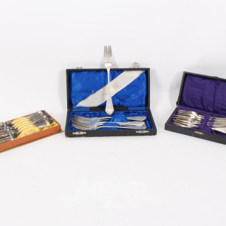 18 div. Gabeln mit Monogramm 'E.K.' in 3 Etuis