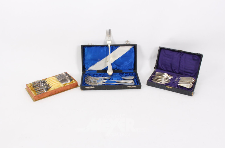 18 div. Gabeln mit Monogramm 'E.K.' in 3 Etuis