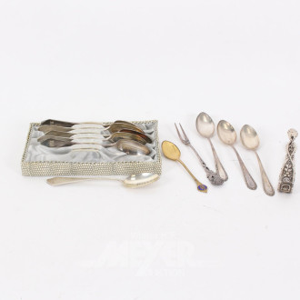 12 Besteckteile, best. aus: 10 Teelöffeln, 1 Zuckerzange u. 1 kl. Vorlegegabel