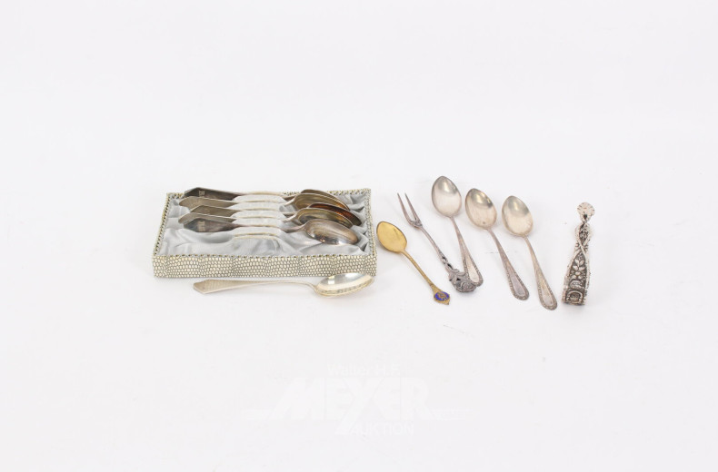 12 Besteckteile, best. aus: 10 Teelöffeln, 1 Zuckerzange u. 1 kl. Vorlegegabel