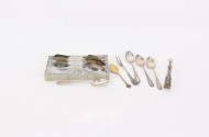 12 Besteckteile, best. aus: 10 Teelöffeln, 1 Zuckerzange u. 1 kl. Vorlegegabel