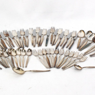 64 Teile Besteck, u.a. Esslöffel, Messer, Gabel, Kuchengabel, Buttermesser, Sahnelöffel, Tortenheber etc.