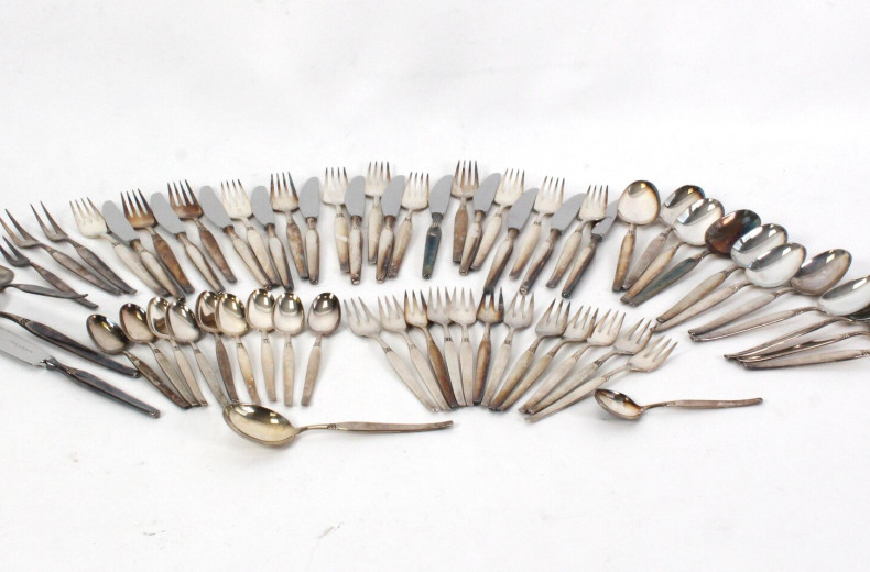 64 Teile Besteck, u.a. Esslöffel, Messer, Gabel, Kuchengabel, Buttermesser, Sahnelöffel, Tortenheber etc.