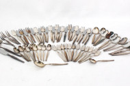 64 Teile Besteck, u.a. Esslöffel, Messer, Gabel, Kuchengabel, Buttermesser, Sahnelöffel, Tortenheber etc.