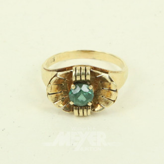Ring mit grünem Farbstein
