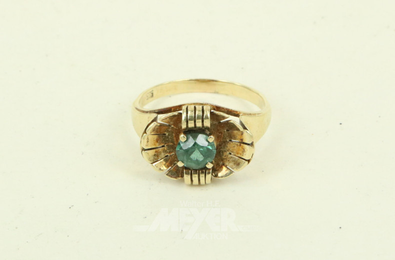 Ring mit grünem Farbstein