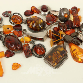 Posten Bernsteinschmuck: Anhänger, Ohrringe, lose kl. Steine