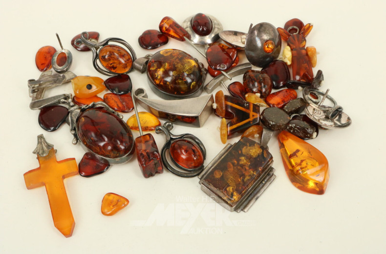 Posten Bernsteinschmuck: Anhänger, Ohrringe, lose kl. Steine