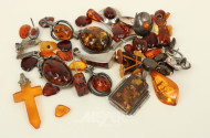 Posten Bernsteinschmuck: Anhänger, Ohrringe, lose kl. Steine