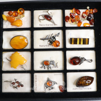 Tablett mit div. Broschen, tlw. in Silberfassung