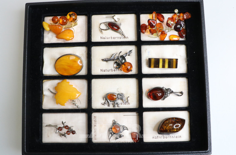 Tablett mit div. Broschen, tlw. in Silberfassung