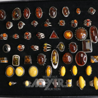 Tablett mit div. Bernsteinringen, ca. 60 Stück