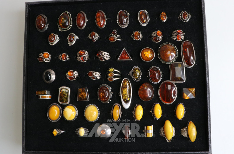 Tablett mit div. Bernsteinringen, ca. 60 Stück