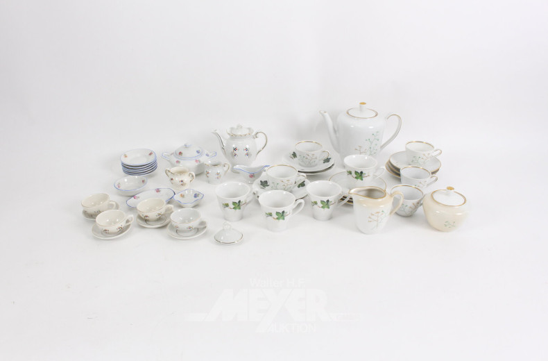 kl. PPosten div. Porz.-Kinder- u. Puppengeschirr sowie 8 div. Keramikvasen- u. Krüge, teilw. signiert: Mo Bu II