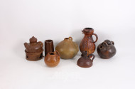 kl. PPosten div. Porz.-Kinder- u. Puppengeschirr sowie 8 div. Keramikvasen- u. Krüge, teilw. signiert: Mo Bu II