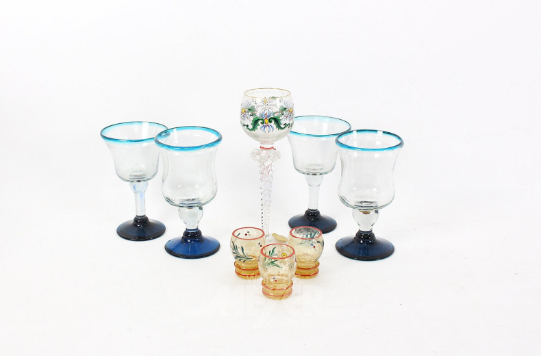 8 versch. Gläser: Wasser, Wein, Schnaps