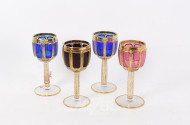 4 böhmische Weingläser, versch. farbig mit Vergoldung