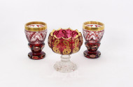 2 böhmische Rubinglas-Pokale und Fußschale mit Vergoldung