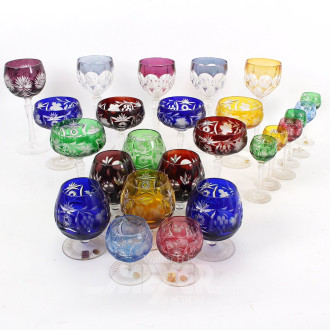 25 versch. farbige Kristall-Gläser: Cognac, Likör, Sekt, Wein