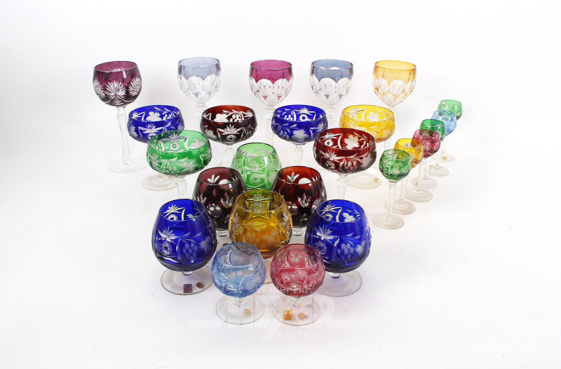 25 versch. farbige Kristall-Gläser: Cognac, Likör, Sekt, Wein