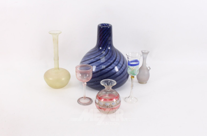 4 versch. Vasen und 2 kl, Likörgläser