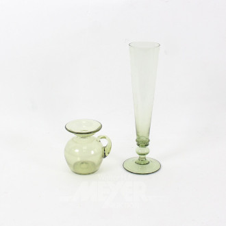 2 versch. Glasvasen, grün im Boden bezeichnet