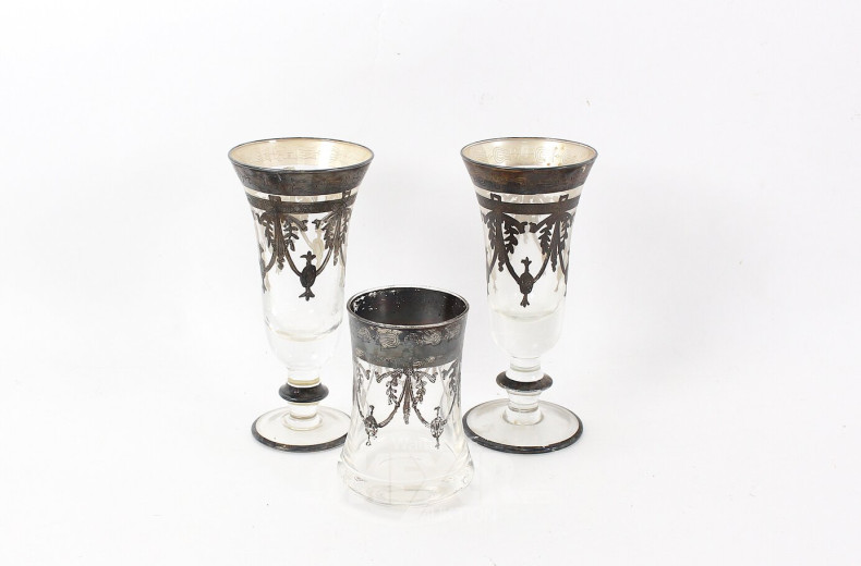 2 Kelchgläser mit Silbermalerei und 1 Vase passend