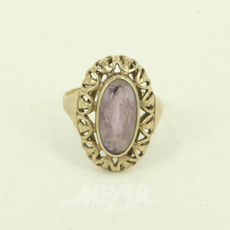 Ring mit fliederfarbenem Farbstein