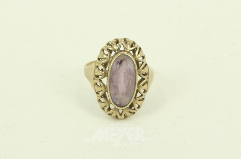 Ring mit fliederfarbenem Farbstein