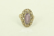 Ring mit fliederfarbenem Farbstein