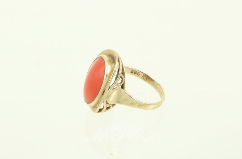 Ring mit roter Koralle