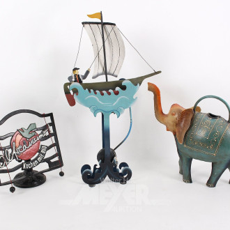3 Metalldekorationen: Balance-Figur "Schaukelschiff", Kochbuchstütze, Gießkanne "Elefant"
