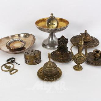 Konvolut Aufstellungsgegenstände, Dekorationen, sowie versch. Anbietschalen