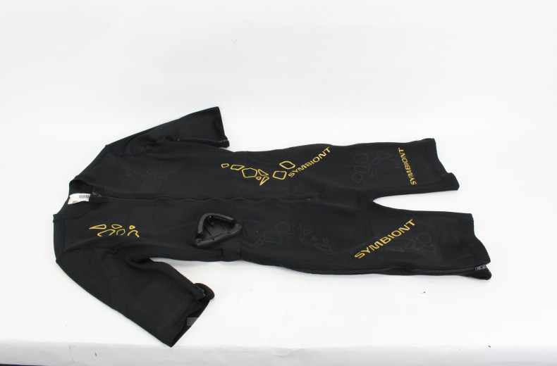 Posten EMS-Anzüge, gebraucht, tls. unbenutzt, aus Fitnessstudio-Insolvenz, ca. 59 Stk., Hersteller Symbiont, Modell 'Tec' in den Größen: