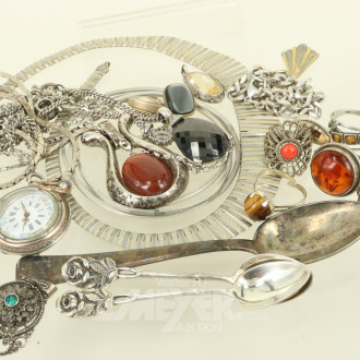 Konvolut Silberschmuck, best. aus: Ketten, Anhänger, Ohrhänger, Ringe, Armreifen, etc.