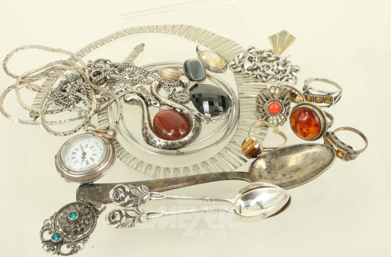 Konvolut Silberschmuck, best. aus: Ketten, Anhänger, Ohrhänger, Ringe, Armreifen, etc.