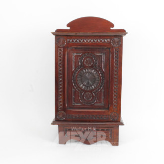 kl. Wandschränkchen mit Schnitzwerk