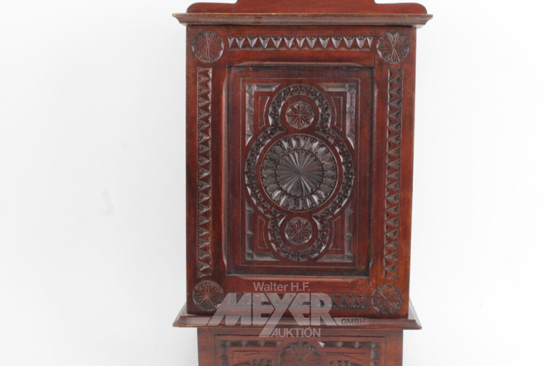 kl. Wandschränkchen mit Schnitzwerk