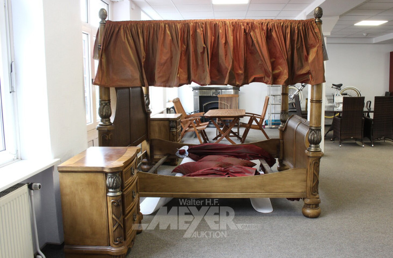 massives Himmelbett mit 2 Nachtschränken, 3-zügig