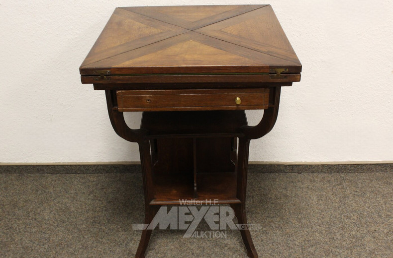 Spieltisch mit grüner Filzauflage