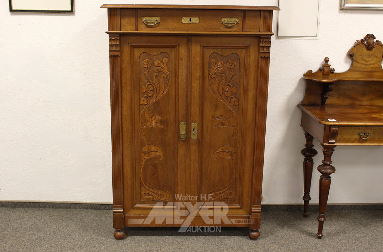 Vertiko im Jugendstil mit floraler Schnitzerei