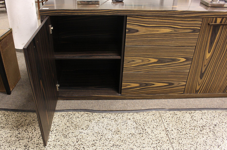 Sidebord mit Kunststofffurnier in Holzoptik, 3-zügig (Push2open), 2-türig, brünierte Messinggriffe