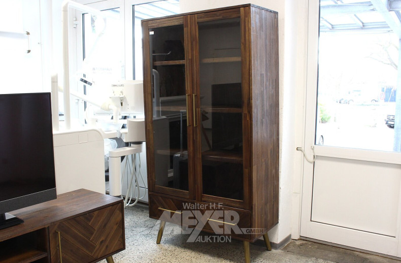 Vitrinenschrank in Parkett-Optik auf goldfarbenen Füßen