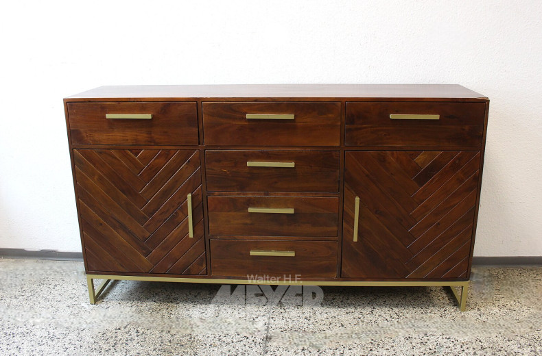Sideboard in Parkett-Optik auf goldfarbenen Füßen