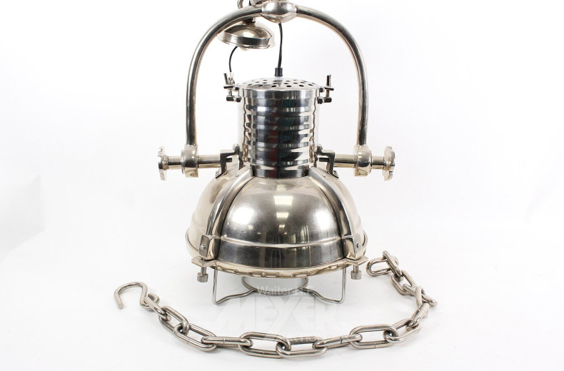 Decken-Pendelleuchte im Industriedesign