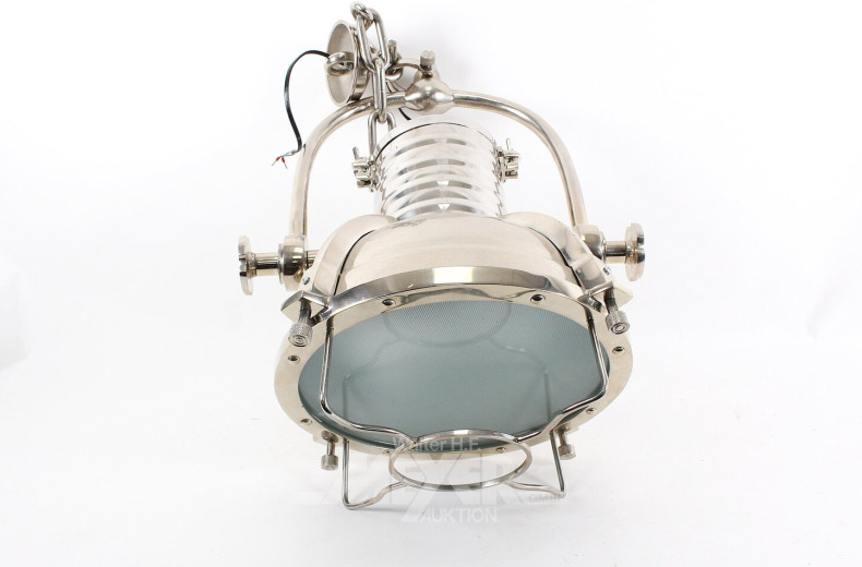 Decken-Pendelleuchte im Industriedesign