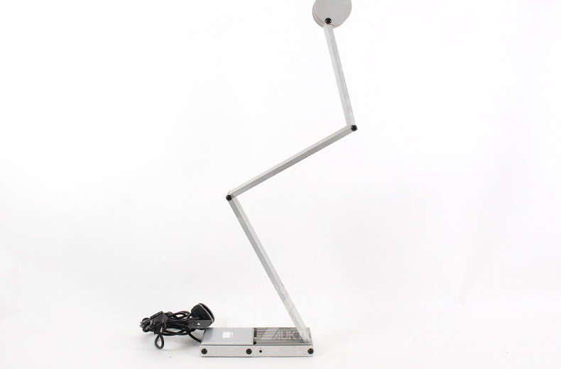 mod. Schreibtischlampe im Industriedesign, höhenverstellbar