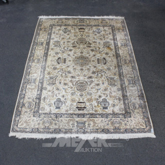 Orientteppich, beigegrundig, Dekor: floral u. figural