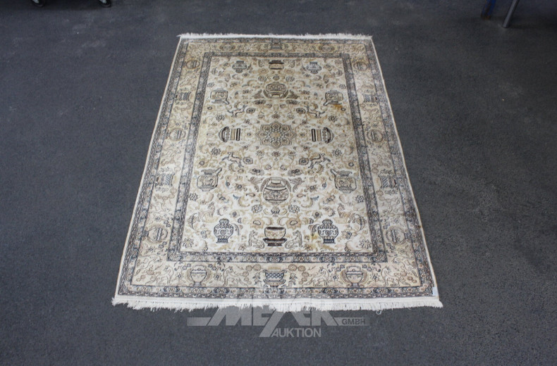 Orientteppich, beigegrundig, Dekor: floral u. figural